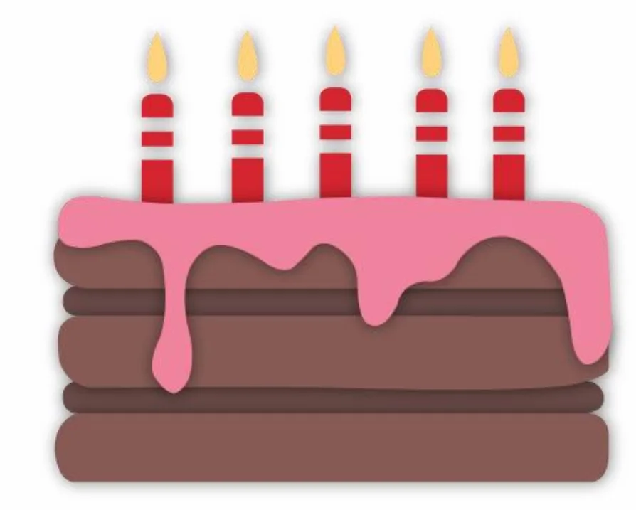 초가 꽂힌 초콜릿 생일 케이크